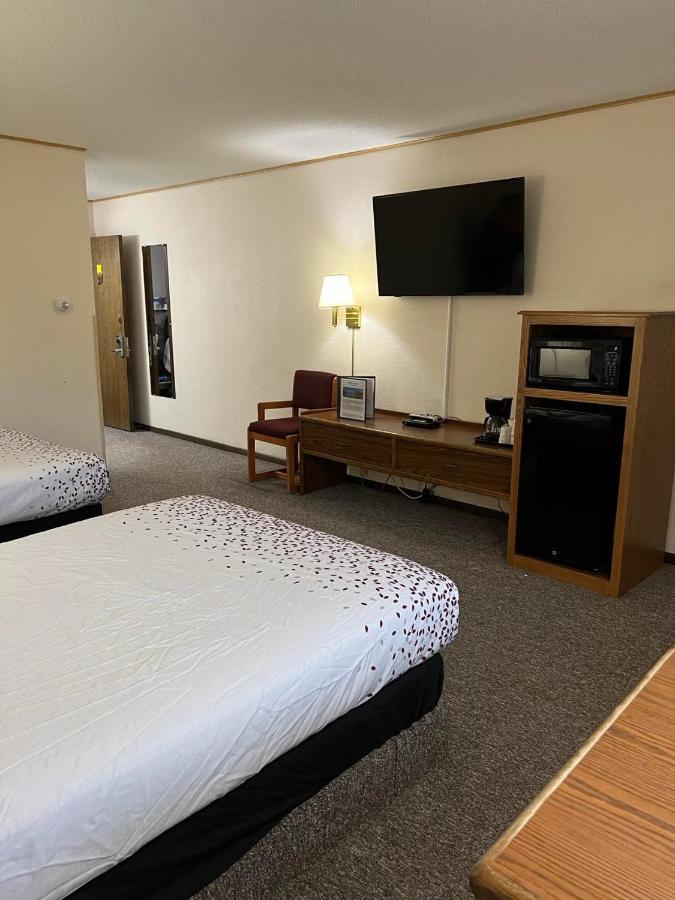 Northwoods Motel Ladysmith Bagian luar foto